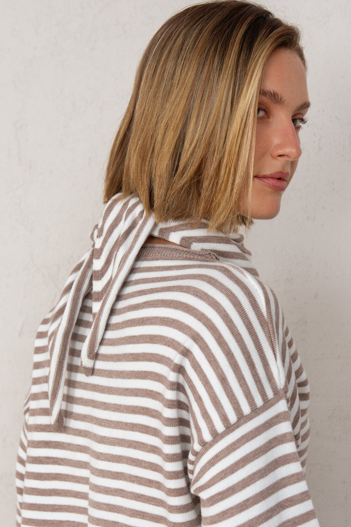BUFANDA TRIANGULAR // RAYAS TAUPE