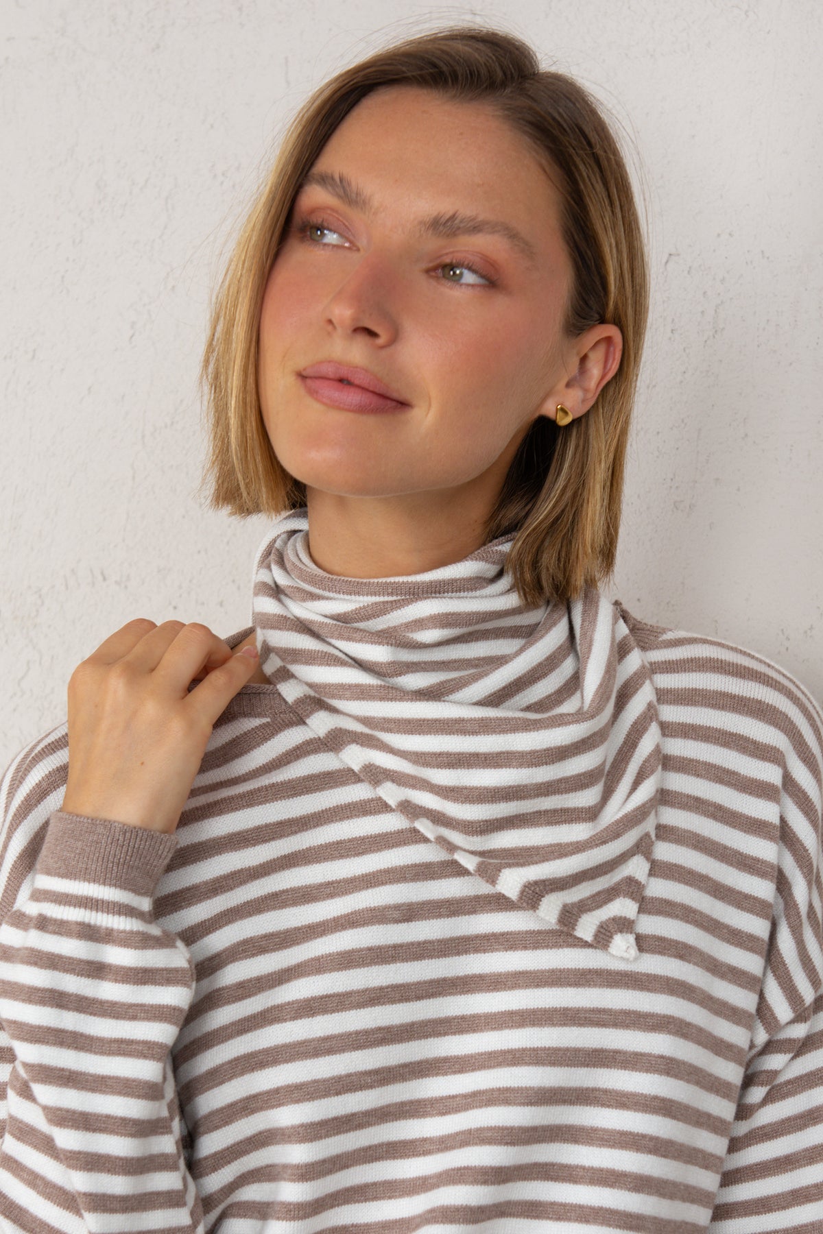 BUFANDA TRIANGULAR // RAYAS TAUPE