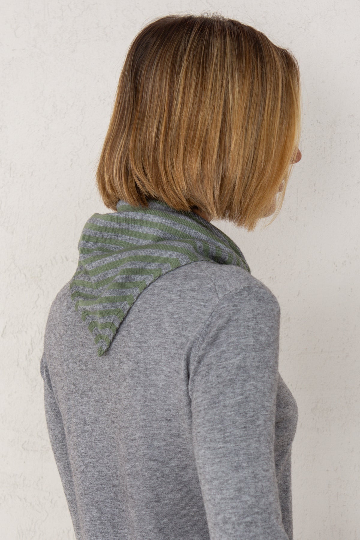 BUFANDA TRIANGULAR // RAYAS VERDE