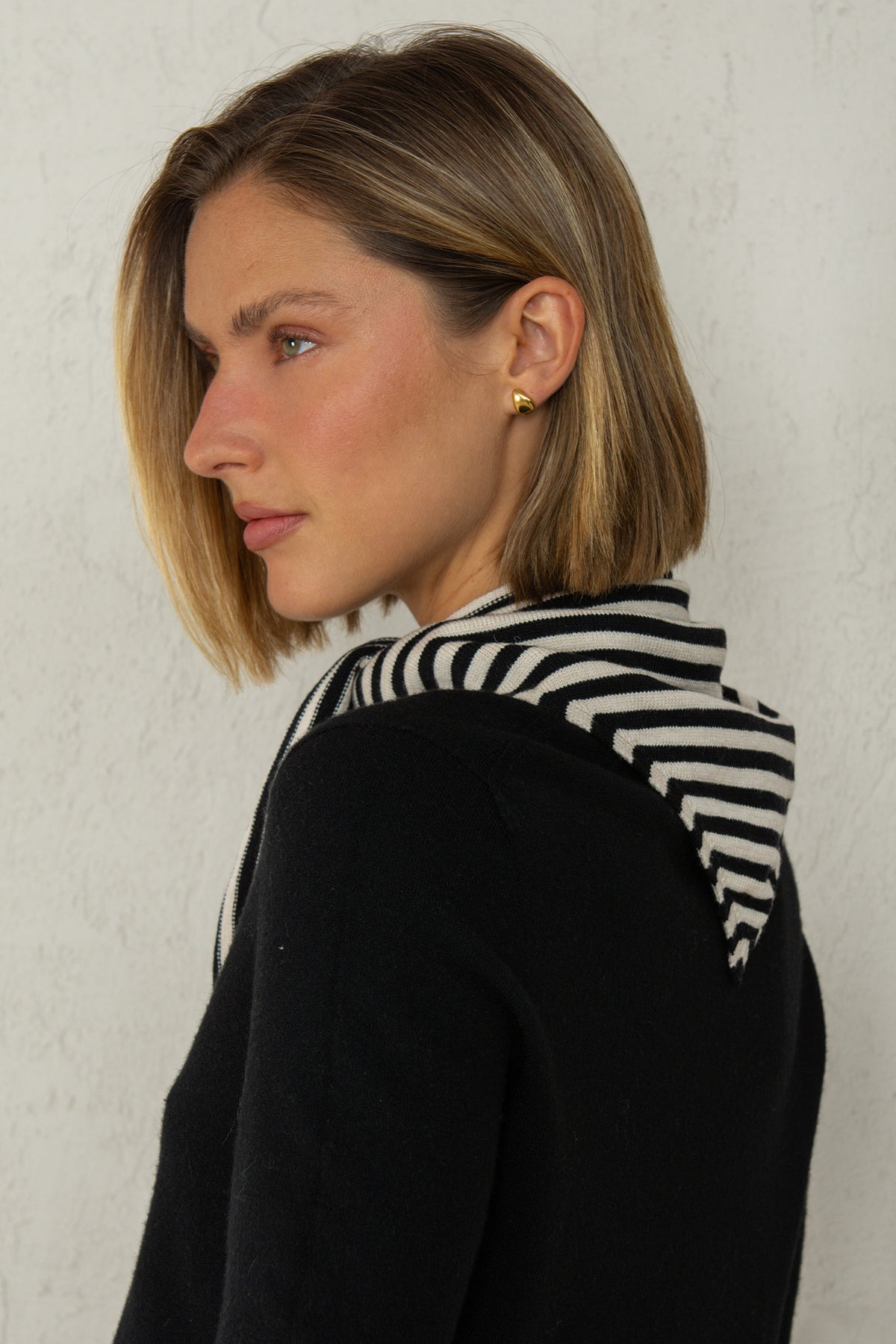 BUFANDA TRIANGULAR // RAYAS NEGRO