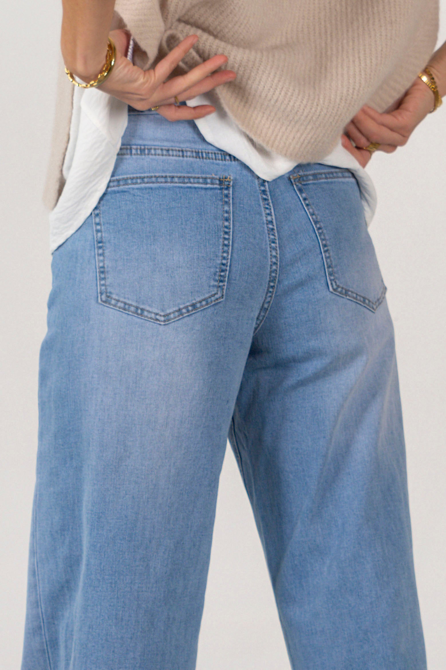 JULIA JEANS // LIGHT DENIM