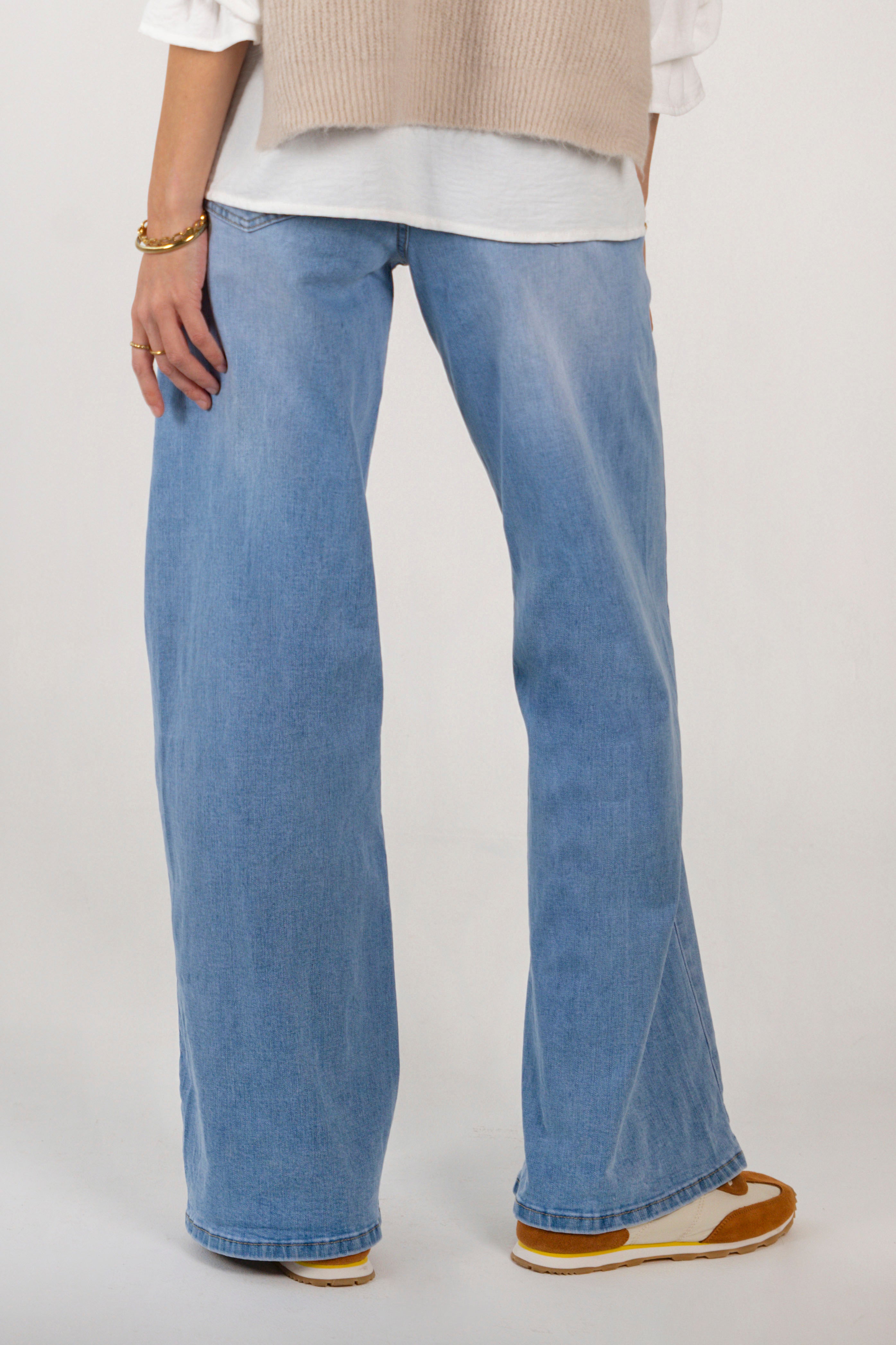 JULIA JEANS // LIGHT DENIM