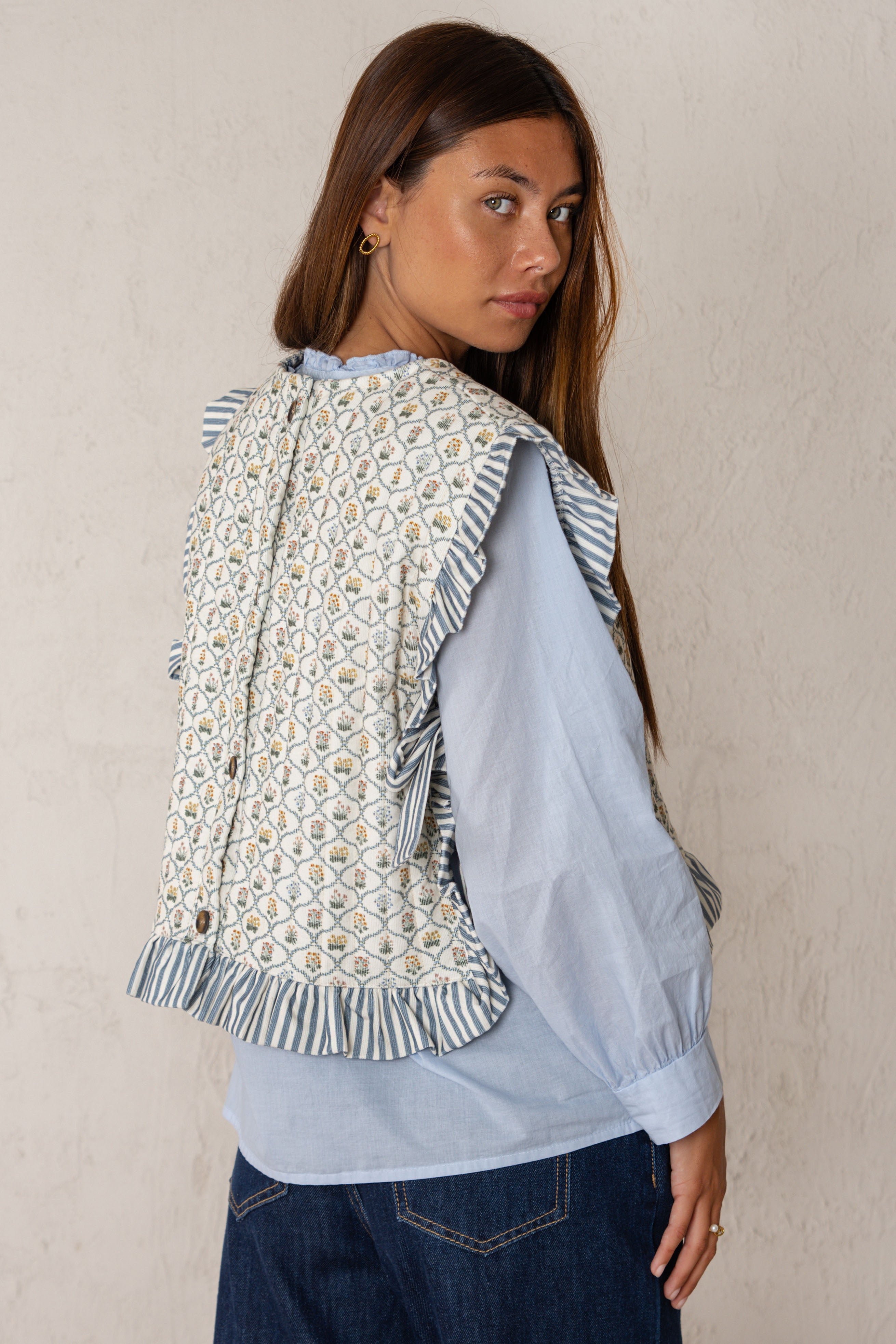 CHALECO ABRIL // FLORES AZUL CLARO