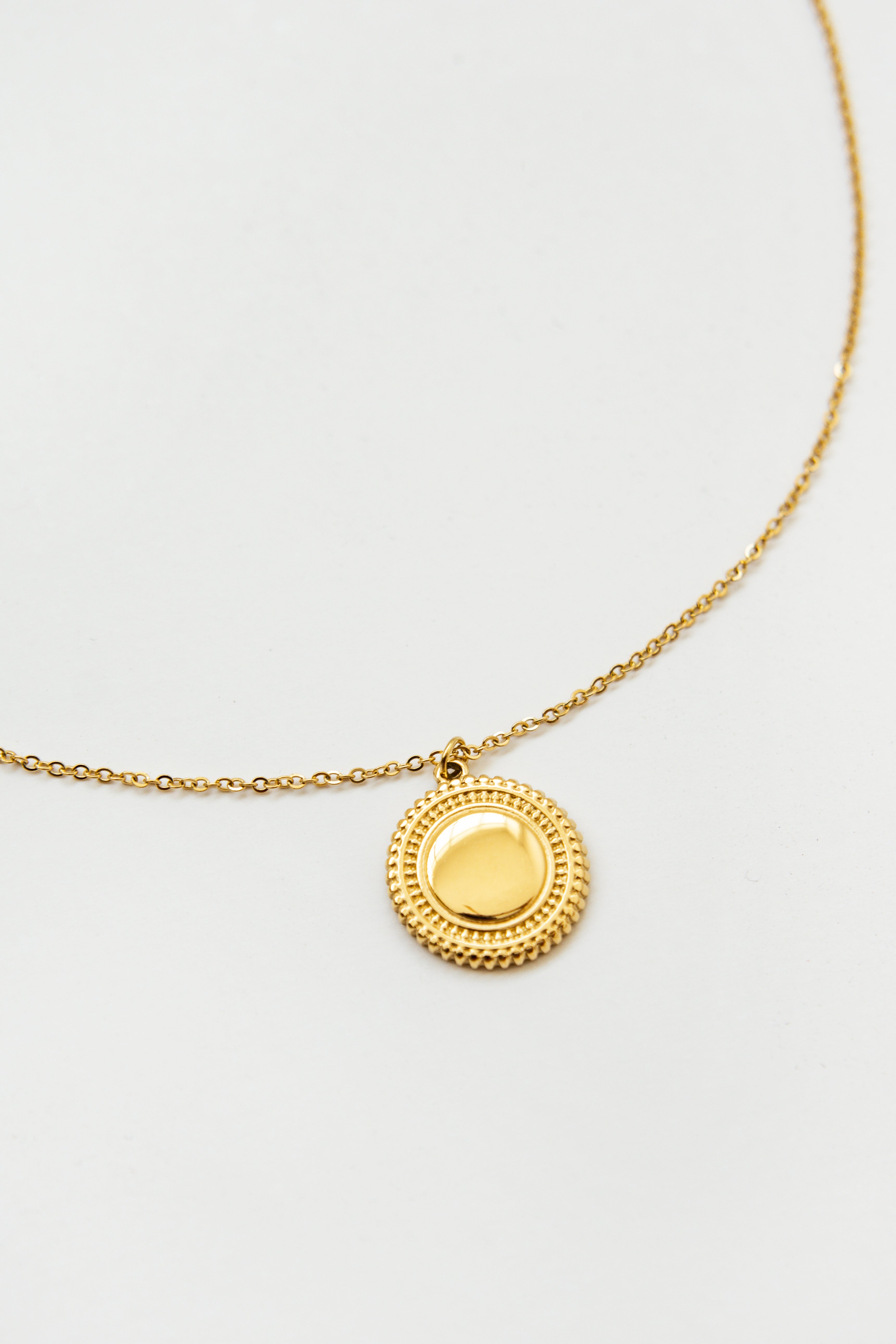 MINIMAL MEDALLION NECKLACE