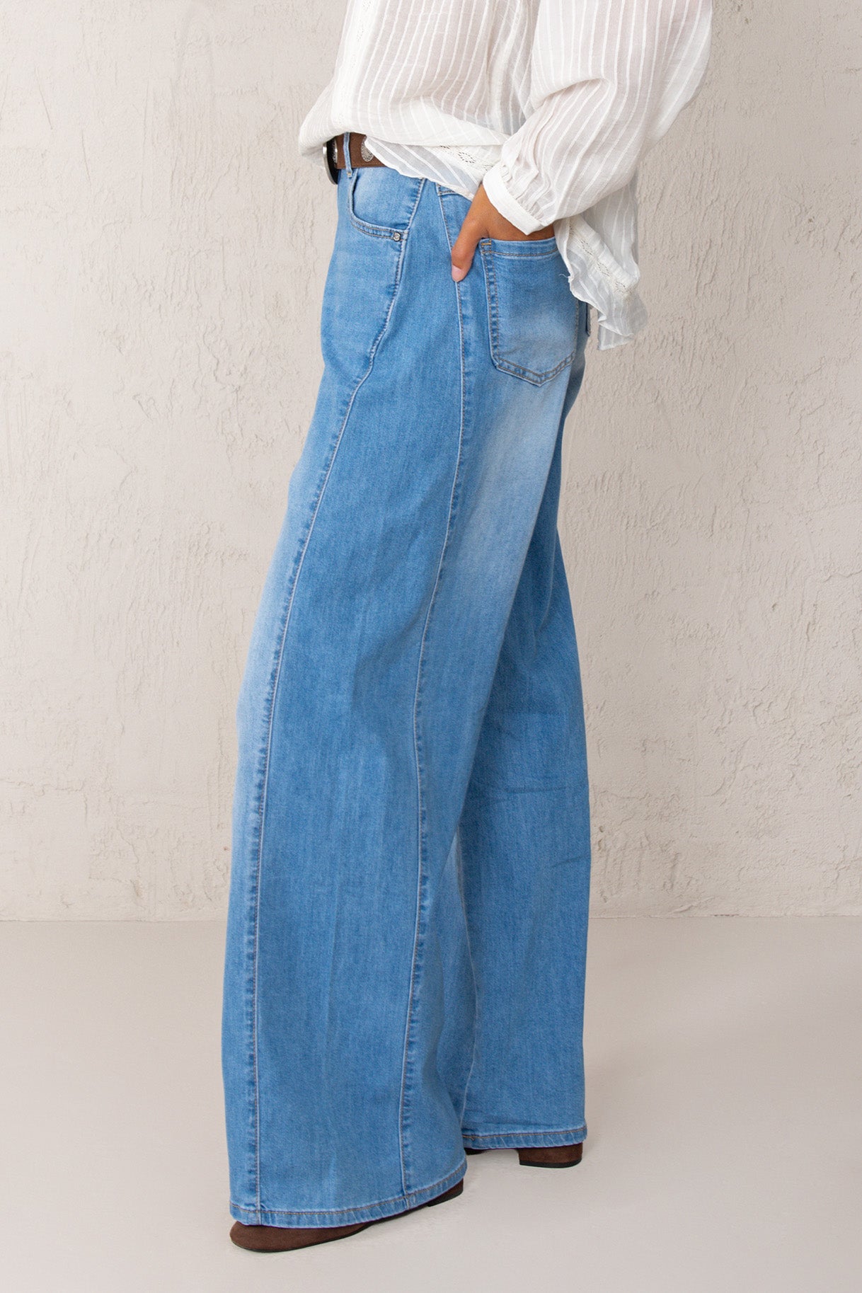 CLARA JEANS // MEDIUM DENIM