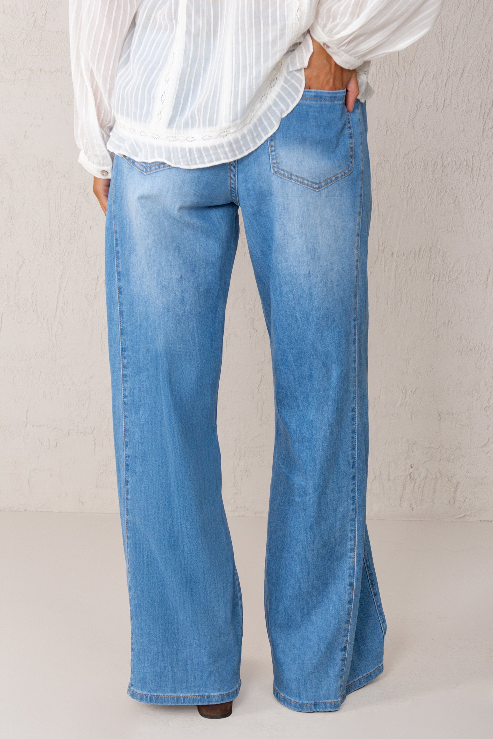 CLARA JEANS // MEDIUM DENIM