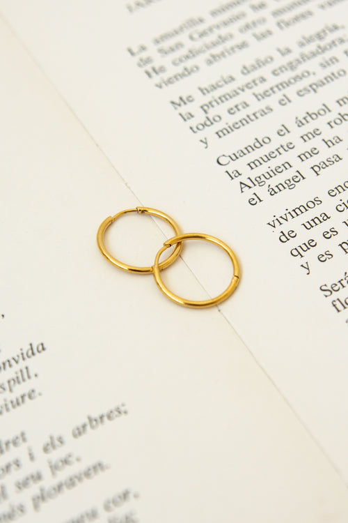 MEDIUM HOOP EARRINGS image 1