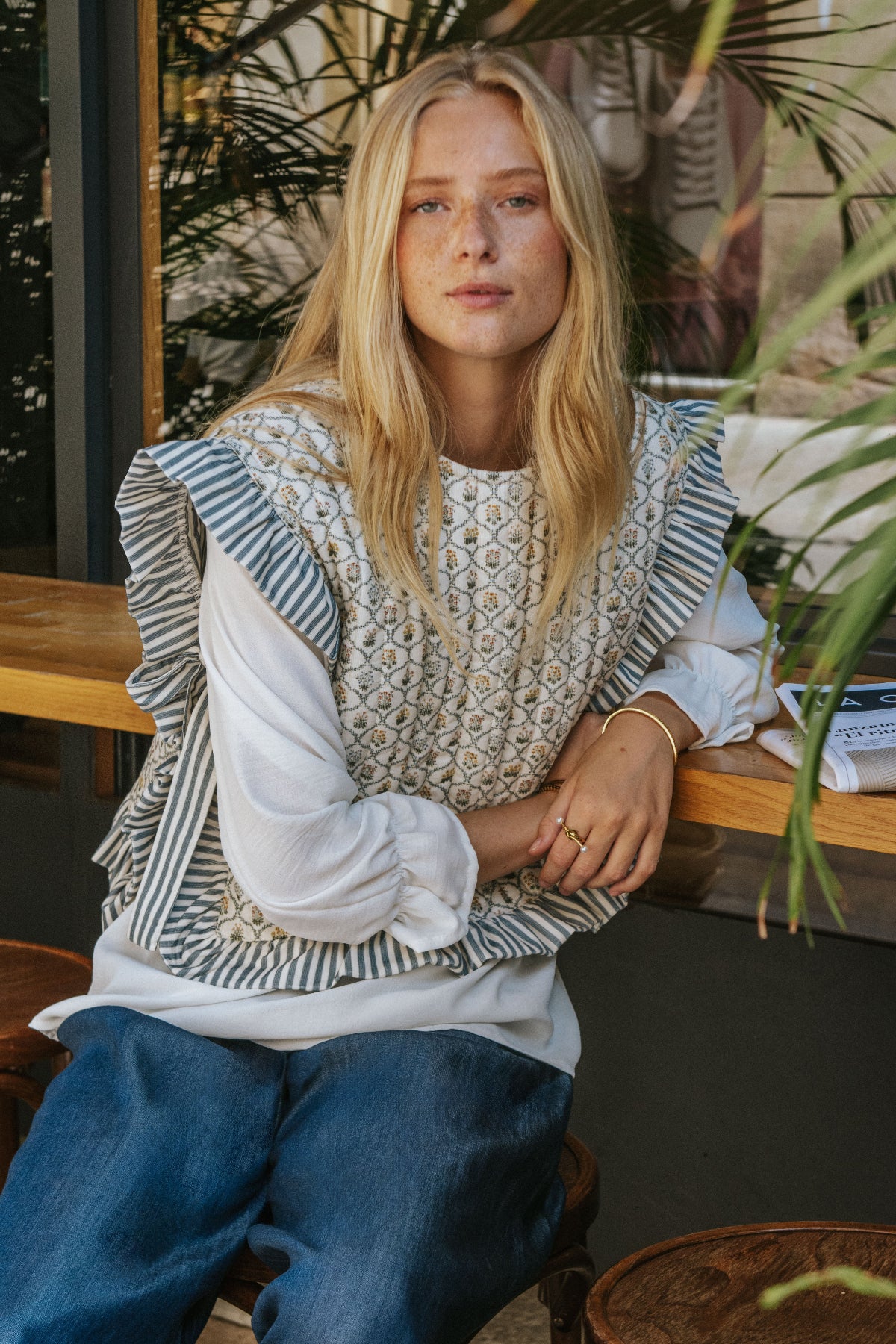 CHALECO ABRIL // FLORES AZUL CLARO