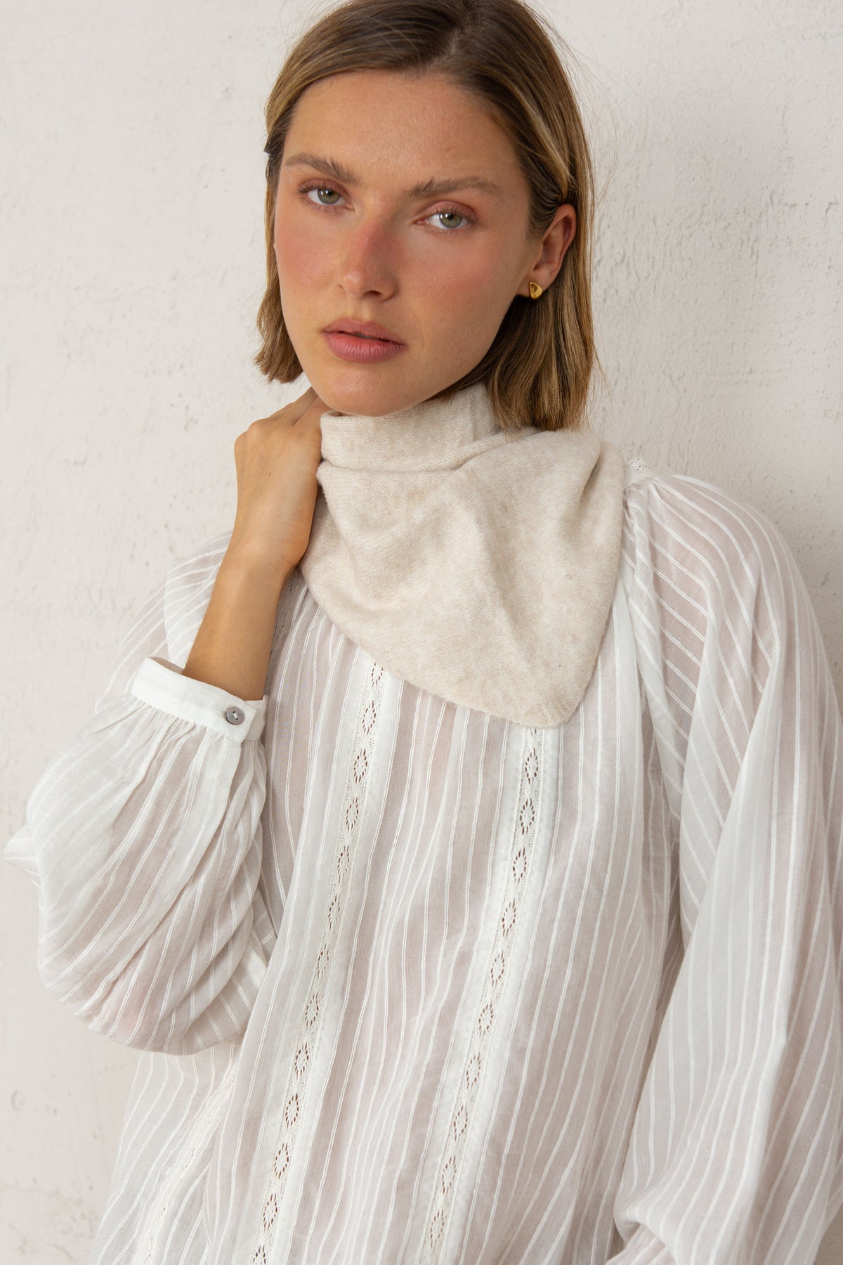 BUFANDA TRIANGULAR // BEIGE