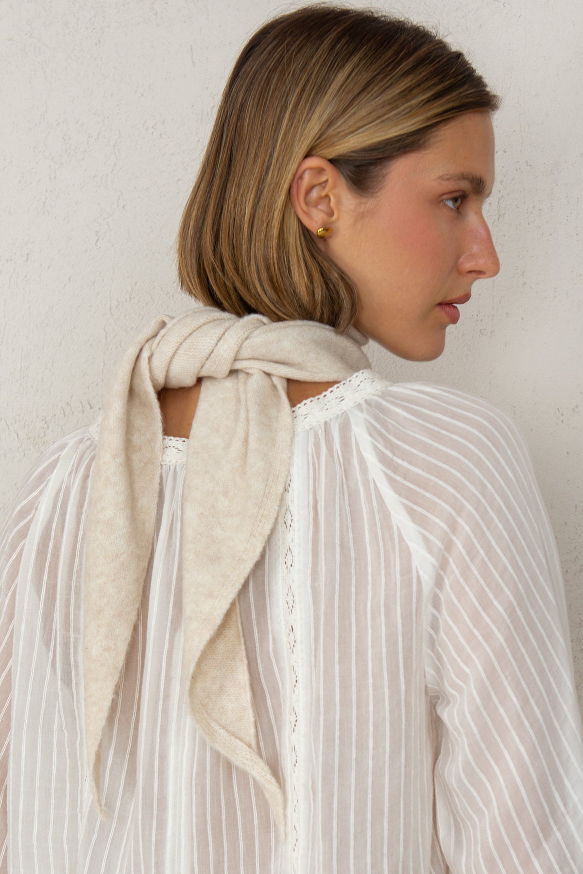 BUFANDA TRIANGULAR // BEIGE