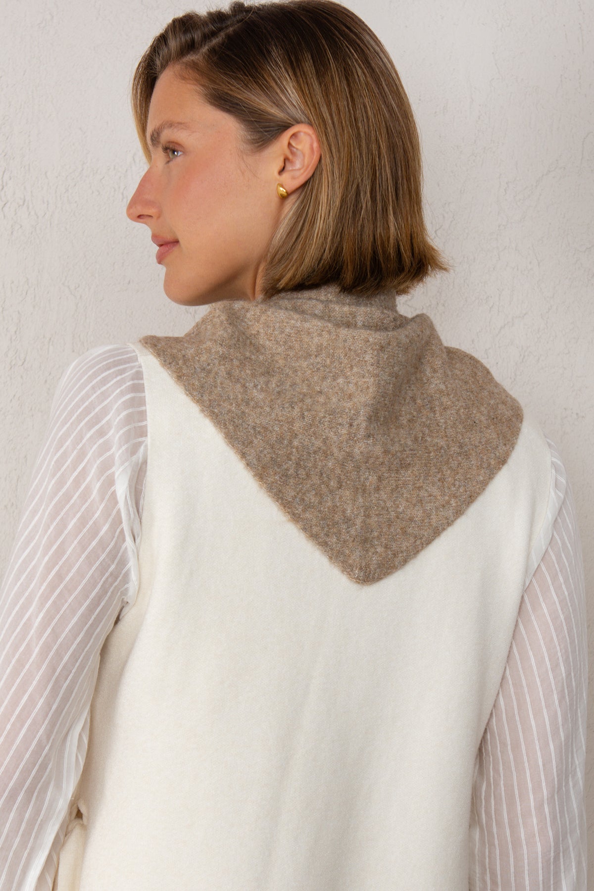 BUFANDA TRIANGULAR // TAUPE