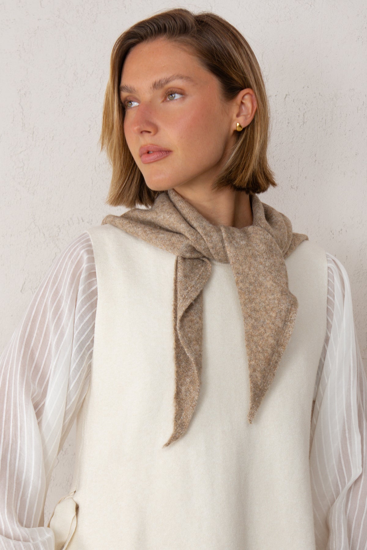 BUFANDA TRIANGULAR // TAUPE